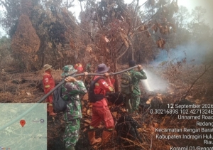 Sampai Hari Ini Api Membakar Lahan, Babinsa Koramil 01/Rengat  Sigap Lakukan Pemadaman