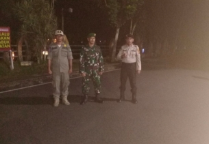 Babinsa Koramil 01/Rengat Guna Untuk Ciptakan Kondusifitas Wilayah Binaan Dalam Patroli Malamnya