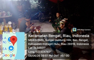 Cegah Tindak Kejahatan Babinsa Koramil 01/Rengat Melaksanakan Patroli Malam Di Desa Sei Guntung Hilir