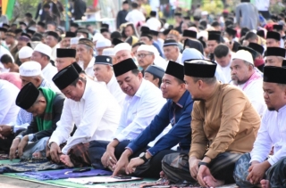 Dandim 0302/Ingu-Kuansing Bersama Bupati, Forkopimda Serta Masyarakat Sholat Hari Raya Idul Adha 1447 H/2026 M DiHalaman Kantor Bupati