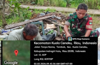 Temui Warganya Sedang Bekerja Kupas Buah Pinang Babinsa Turut Membanya.