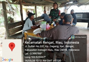 Sebagai Aparat Kewilayahan Secara Rutin Babinsa Koramil 01/Rengat Melaksanakan Komsos Dengan Warga