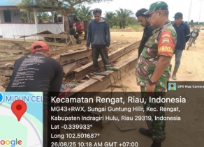 Babinsa Koramil 01/Rengat Koptu Chandra Sinaga Komsos Dengan Warga Binan