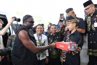 Rapper Melly Mike Asal Amerika Serikat Tiba Di Kuansing Menyaksikan Event Pacu Jalur ‎
