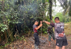 Personel TNI AD Terus Mempercepat Pembangunan Jembatan Gantung Garuda di LTD.