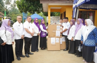 Ketua Tim Pembina (TP) Posyandu Kabupaten Asahan Serahkan Bantuan