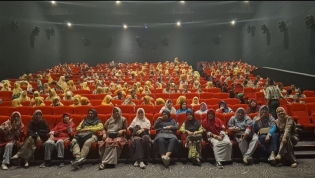 Siswa Siswi SMPN 3 Pekanbaru Nobar di Bioskop Living Word Film “Sang Juara”