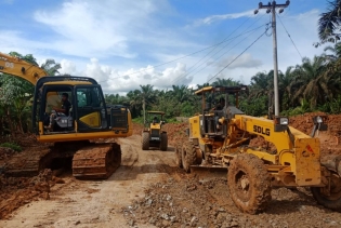 Gubenur Riau Perbaiki Jalan Di Kabupaten Inhu