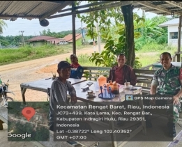 Bangun Rasa Kekeluargaan, Babinsa Koramil 01/Rengat Komsos dengan Warga Binaan