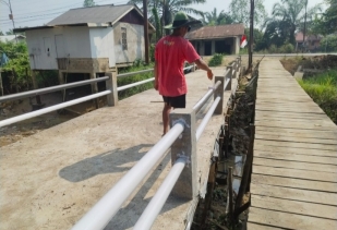 Hari Ini Pengecatan Tiang Pembatasan Jembatan Dikebut