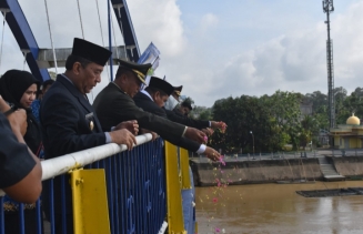 Dandim 0302/Inhu Diwakili Kasdim Hadiri Upacara Peringatan Kota Rengat Bersejarah Serta Tabur Bunga