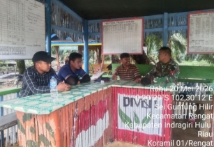 Komsos Dengan Warga,Babinsa Koramil Juga Rutin Pantau Wilayah Binaan