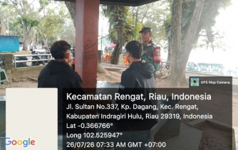 Babinsa Koramil 01/Rengat Tingkatkan Kedekatan dengan Warga Melalui Komsos