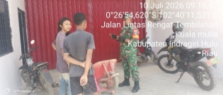 Melalui Komsos, Babinsa Koramil 01/Rengat Tingkatkan Kedekatan dengan Warga