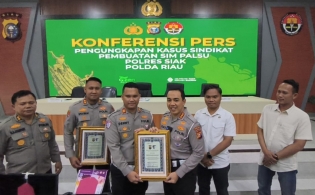 Sukses Ungkap Sindikat SIM Palsu, Dirlantas Polda Riau Beri Penghargaan Kepada Kapolres, Kasat Lantas dan Kasat Reskrim Polres Siak