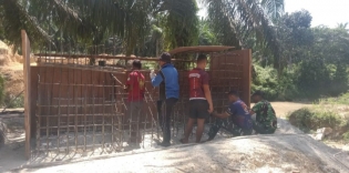 Satgas Kodim 0302/Inhu Kebut Pembesian Dan Bekisting Jembatan Gantung Garuda