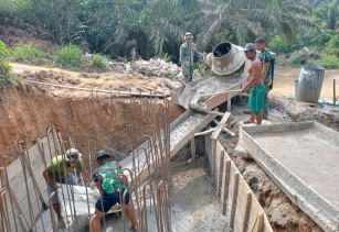 Perkuat Fondasi, Satgas Jembatan Kodim 0302/Inhu Tetap Semangat Kebut Pengecoran Jembatan Gantung Garuda