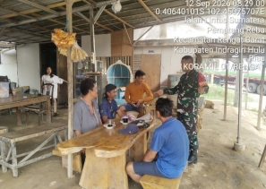 Babinsa Bangun  Kedekatan Dengan  Masyarakat Untuk Mengetahui Perkembangan Situasi Dilingkungan.