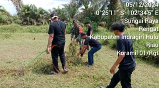 Kerja Bakti Bersihkan Kantor Desa Sungai Raya Babinsa Bersama Perangkat Desa Saling Membahu