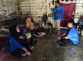 Prihatin Kondisi Warga, Demokrat Inhu Salurkan Bantuan untuk Pengidap Tumor Ovarium