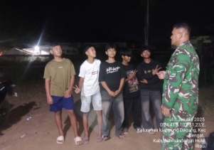 Laksanakan Patroli Malam Babinsa koramil 01/Rengat Sambangi Warga Kelurahan.