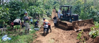 Kepala Desa Warung Pojok Sopian Aidi Ajak Masyarakat Perbaiki Jalan Menuju Rumah Pedalaman