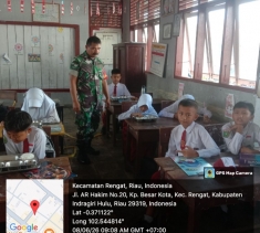Saat Pelaksanaan MBG Babinsa Selalu Dampingi Agar Dapat Berjalan Dengan Tertib