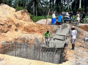 Tetap Sinergi TNI dan Warga, Satgas Jembatan Kodim 0302/Inhu Rampungkan Pengecoran Pondasi Jembatan Gantung Garuda