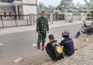 Jaga Silaturahmi, Babinsa Koramil 01/Rengat Aktif Komsos Bersama Warga Desa Binaan