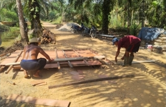 Babinsa Jadi Motor Penggerak Pembangunan Jembatan Beton Garuda