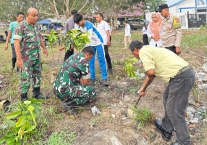 Sambut HUT TNI ke-81, Koramil 01/Rengat Tanam Pohon untuk Wujudkan Lingkungan Asri