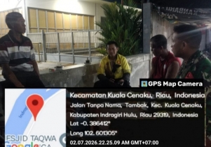 Babinsa Koramil 01/Rengat Laksanakan Komsos Sekaligus Ronda Malam Bersama Warga Desa Binaan