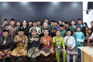 Jelang Pacu Jalur Tepian Narosa, Plt Bupati Serahkan Bonus Kafilah Kuansing Peraih Juara III MTQ Riau