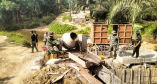 Satgas Kodim 0302/Inhu Kebut Pengecoran Jembatan Gantung Garuda Karena Selalu Sinergi TNI Dan Warga