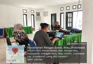 Melalui Komsos Babinsa Koramil 01/Rengat Tingkatkan Kebersamaan d Dengan Perangkat Desa Jaga Kondusivitas Wilayah