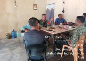 Obrolan Santai, Babinsa Sekip Pererat Kedekatan dengan Warga