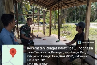 Jalin Hubungan Kerja yang Baik, Babinsa Koramil 01/Rengat Komsos dengan Warga Desa Barangan
