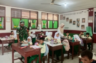Dukung Gizi Generasi Emas, Babinsa Koramil 01/Rengat Sertu Efendrisal Dampingi Program MBG Desa Rantau Mapesai