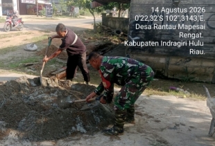 Babinsa Koramil 01/Rengat Gotong Royong Bantu Warga Bangun Teras Rumah