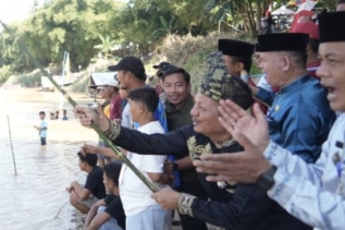 Semarak Pacu Jalur Mulai Bergema, Plt Bupati Kuansing Lepas Pacu Jalur Mini IPPA Pulau Aro