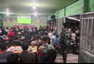 Final Piala Dunia, Babinsa Pererat Silaturahmi Dengan Warga Lewat Nobar