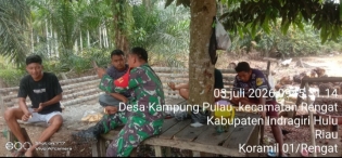 Pererat Kedekatan dengan Warga, Babinsa Koramil 01/Rengat Gelar Komsos di Desa Kampung Pulau