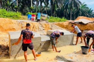 Dukung Kelancaran Pembangunan Perkokoh Konstruksi, Satgas Jembatan Kodim 0302/Inhu Laksanakan Pembersihan Box Culvert