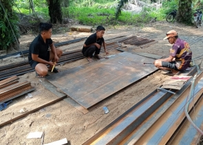 Pembangunan Jembatan Gantung Garuda Terus Berlanjut, Satgas Kodim 0302/Inhu Kerjakan Lantai Jembatan