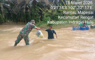 Tingkatkan Waspada Banjir Babinsa koramil 01/Rengat Turun Membantu Warga Besa Binaan