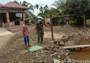 Babinsa Tetap Lakukan Monitoring Terhadap Banjir Melanda Desa Kampung Pulau Wilayah Binaan.