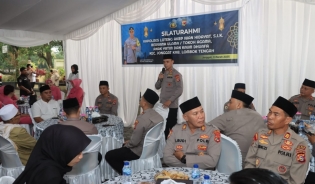 Buka Puasa Bersama Anak Yatim, Kapolres Loteng Berikan Santunan