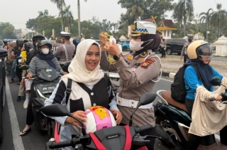 Kabut Asap Selimuti Pekanbaru, Ditlantas Polda Riau Bagikan 1.000 Masker dan Edukasi Green Policing