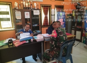Bersama Aparat Desa Redang Babinsa Koramil 01/Rengat Jalankan Komsos