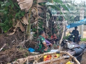 Kepedulian Babinsa Koramil 01/Rengat Komsos Terhadap Pekerja Bangunan di Desa Binaan